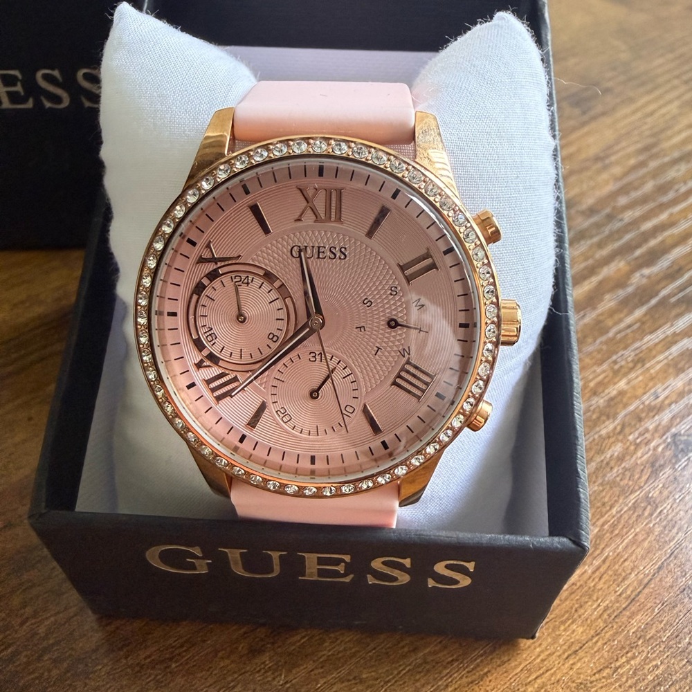 Brand new Guess Watch rose gold tone with pink silicone band - Picture 2 of 4